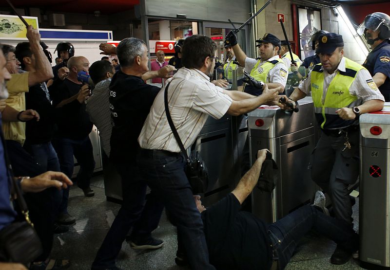 Agentes de seguridad contienen a los piquetes en la estación de Atocha
