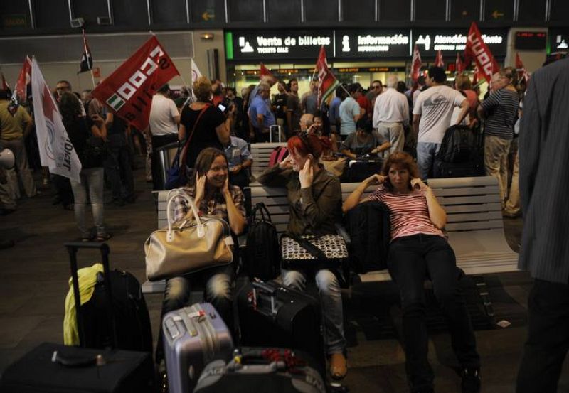 Viajeros en la estación de Santa Justa en Sevilla 