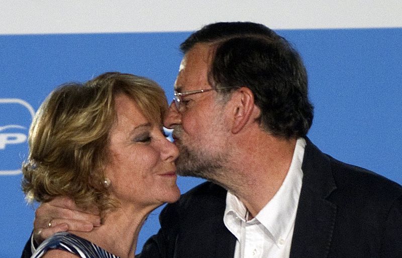 Foto de archivo en la que Mariano Rajoy besa a Esperanza Aguirre en un acto del partido.