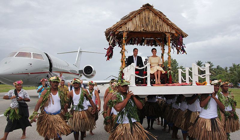 Así fue el exótico aterrizaje de los duques de Cambridge en Tuvalu, en la Polinesia. Unos 10.500 lugareños, la mitad de la población de la isla, acudieron a recibir a la pareja.