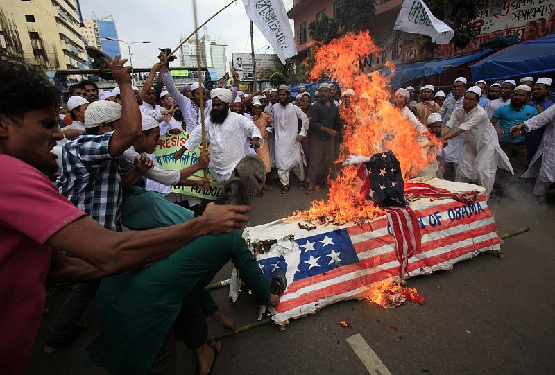 En Bangladesh, los fieles han quemado banderas de EE.UU. y Francia tras el rezo en la mezquita