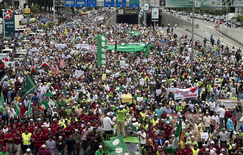 Una multitud ha salido a la calle tras los rezos del viernes en Kuala Lumpur, capital de Malasia