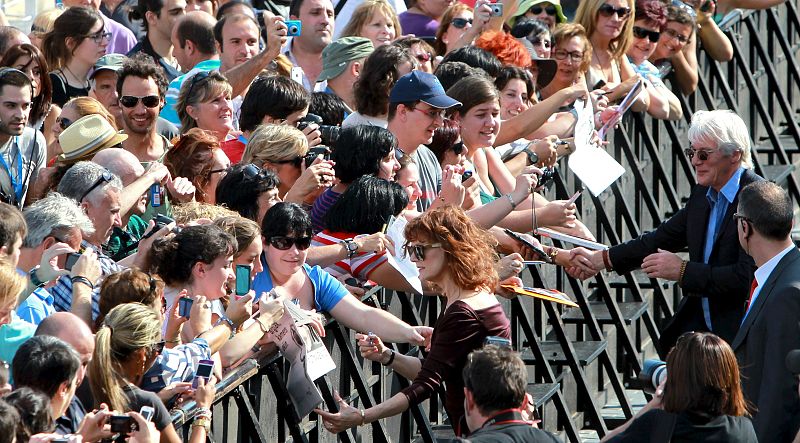 SUSAN SARANDON Y RICHARD GERE SALUDAN EN SAN SEBASTIÁN, EN CUYO FESTIVAL DE CINE PRESENTAN "EL FRAUDE"
