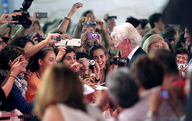 RICHARD GERE DEMUESTRA SU PODER DE SEDUCCIÓN EN EL FESTIVAL DE SAN SEBASTIÁN
