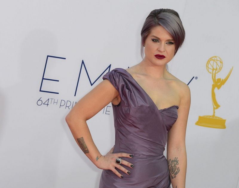 Kelly Osbourne con un diseño asimétrico de Zac Posen.