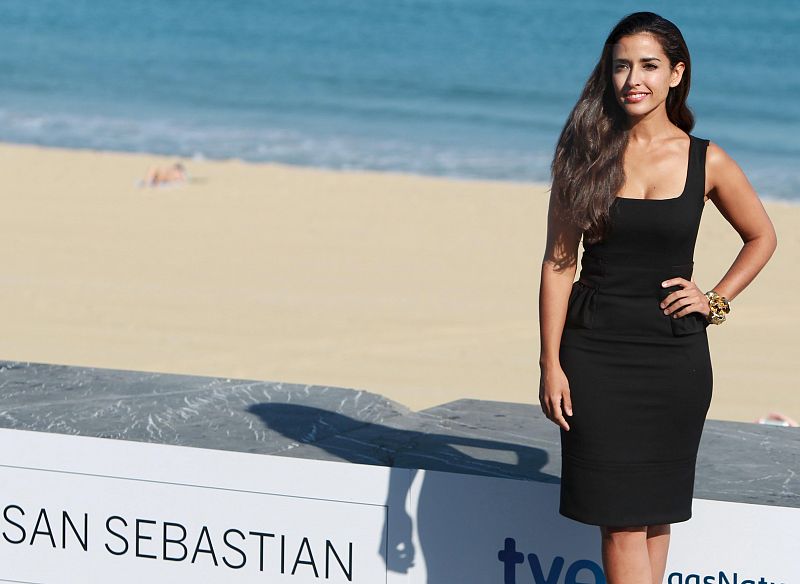 Inma Cuesta presenta eligió este elegante vestido negro pasa posar ante los medios con la playa de la Concha como escenario.