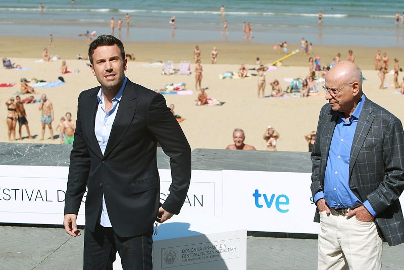 La gente de la playa de la Concha, muy entretenida con Ben Affleck ante sus ojos.