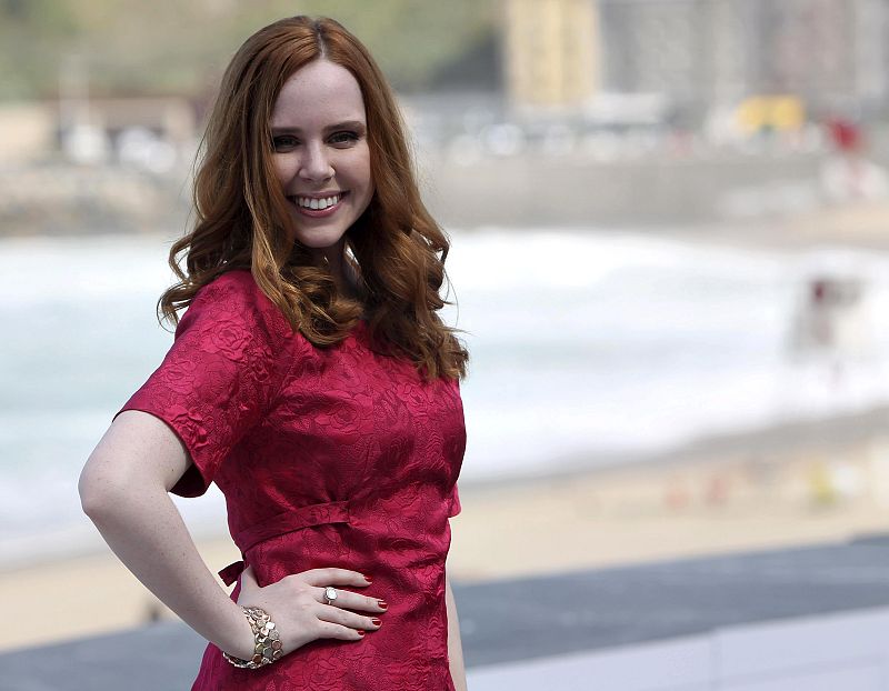 Las actriz Madeleine Bisson, con un cómodo vestido en color fucsia y algo holgado.