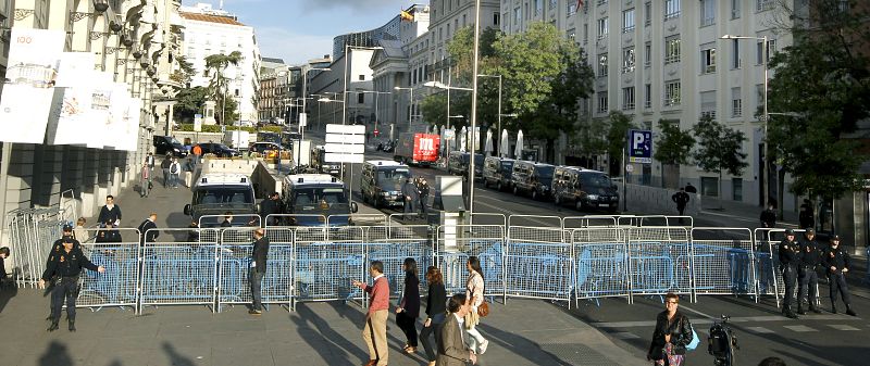 La Policía Nacional mantiene cortados los accesos al Congreso de los Diputados, así como el tráfico de vehículos en la Carrera de San Jerónimo.