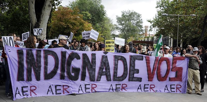 Ciudadanos de distintas partes de España se concentran desde las 12.00 horas en la Cuesta de Moyano para dar inicio a la marcha por las protestas del 25-S.