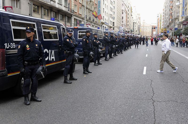 Numerosos furgones policiales están despleados a lo largo de la Gran Vía con motivo de la manifestación prevista contra el Gobierno y la clase política este 25S.
