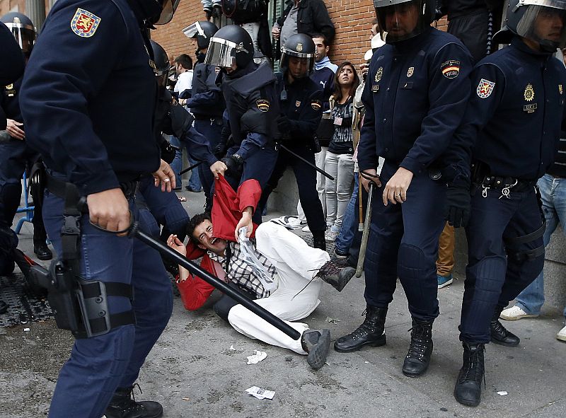Los policías cargan contra un manifestante del 25S.