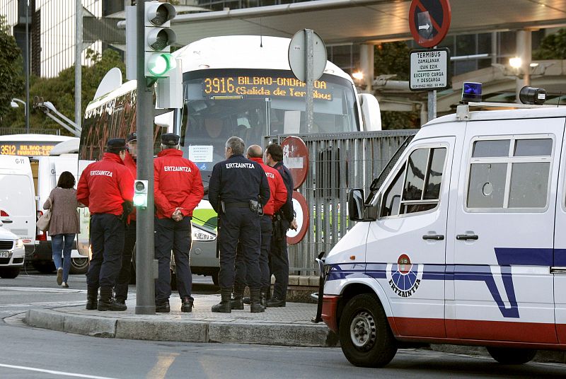 La Ertzaintza en la salida de autobuses de Termibus en Bilbao