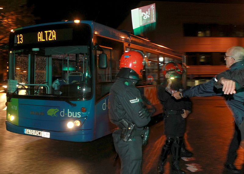 Un autobús sale de las cocheras de San Sebastián protegido por la Ertzaintza