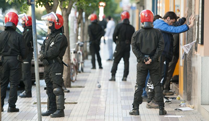 Miembros de un piquete informativo, retenidos por la Ertzaintza en la capital alavesa