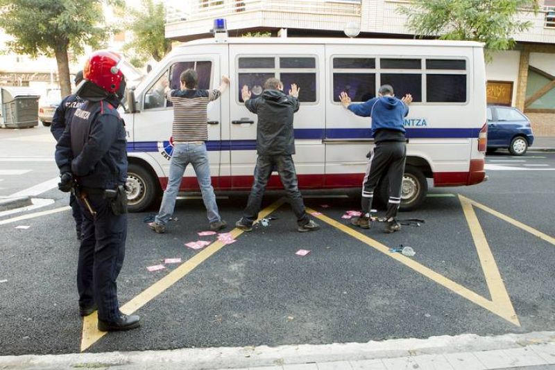 Agentes de la Ertzaintza retienen a miembros de un piquete en Vitoria