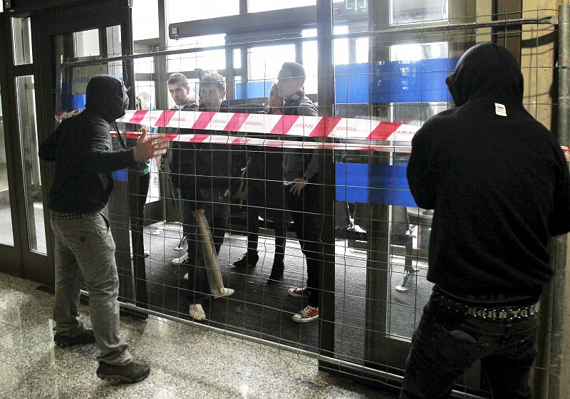 Piquetes de estudiantes cierran las puertas de la Universidad Pública de Navarra