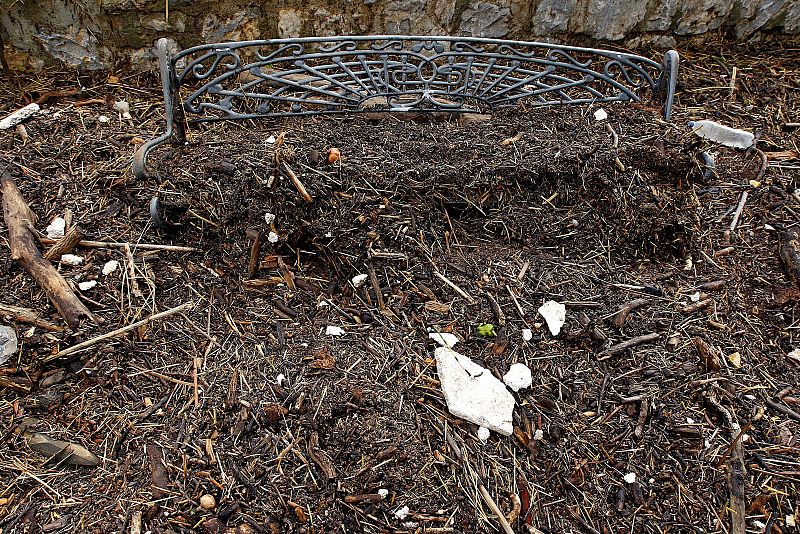 BANCO CUBIERTO CON RESTOS DE CAÑAS Y TIERRA TRAS LAS INUNDACIONES