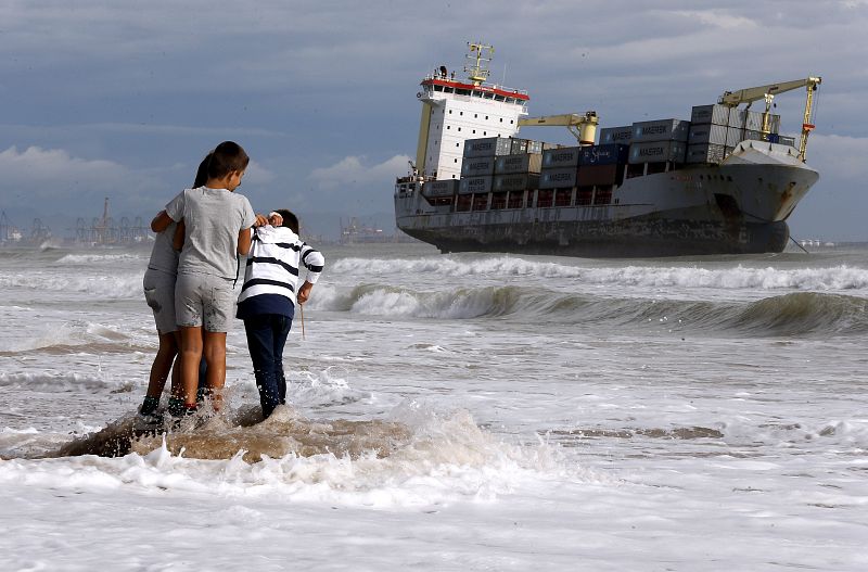 DOS MERCANTES PASAN LA NOCHE VARADOS EN LA PLAYA DE EL SALER POR EL TEMPORAL
