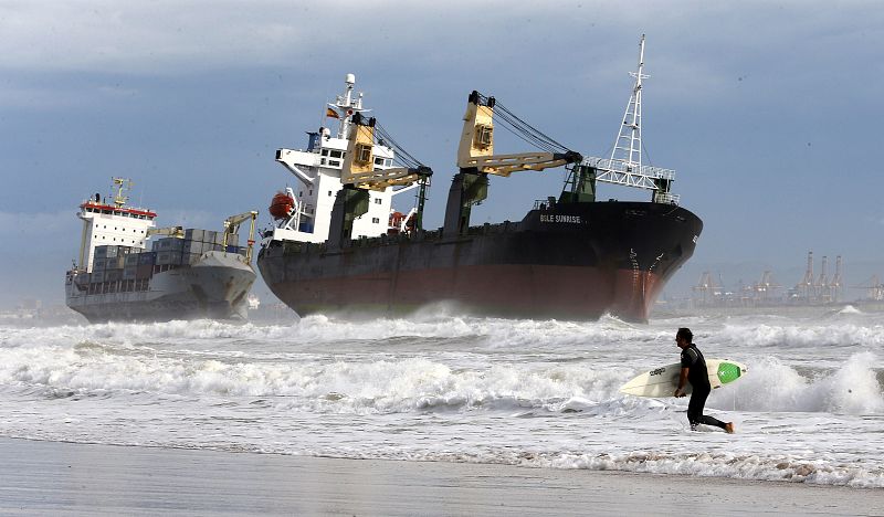DOS MERCANTES PASAN LA NOCHE VARADOS EN LA PLAYA DE EL SALER POR EL TEMPORAL