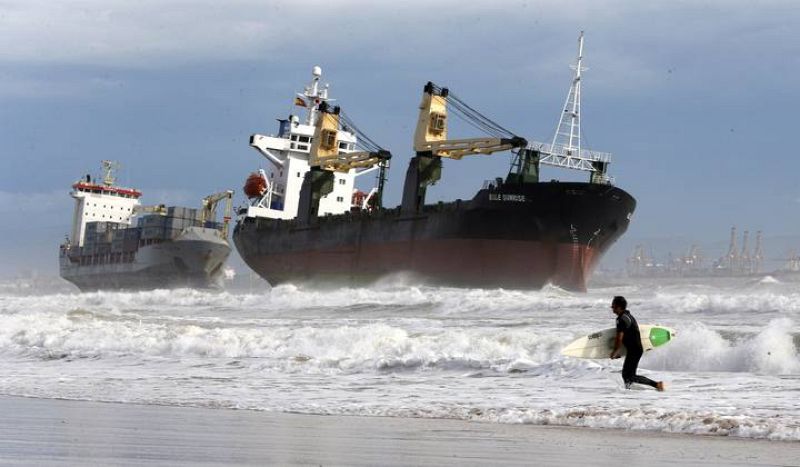 DOS MERCANTES PASAN LA NOCHE VARADOS EN LA PLAYA DE EL SALER POR EL TEMPORAL 