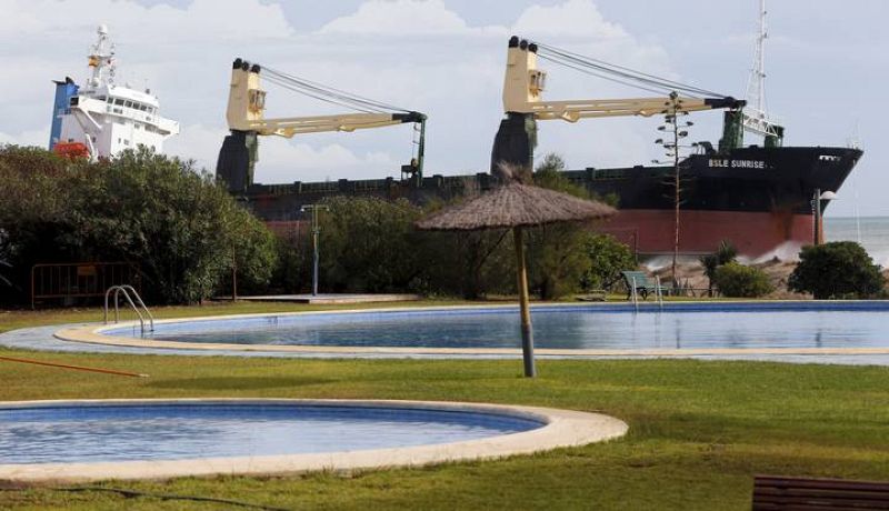 DOS MERCANTES PASAN LA NOCHE VARADOS EN LA PLAYA DE EL SALER POR EL TEMPORAL