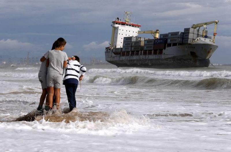 DOS MERCANTES PASAN LA NOCHE VARADOS EN LA PLAYA DE EL SALER POR EL TEMPORAL