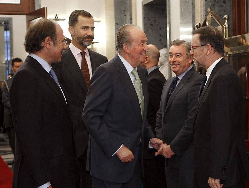 El rey habla con el portavoz socialista en el Senado y con el presidente de la Cámara Alta