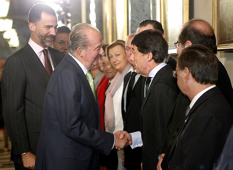 El rey saluda al presidente de la Comunidad de Madrid en la Conferencia de Presidentes