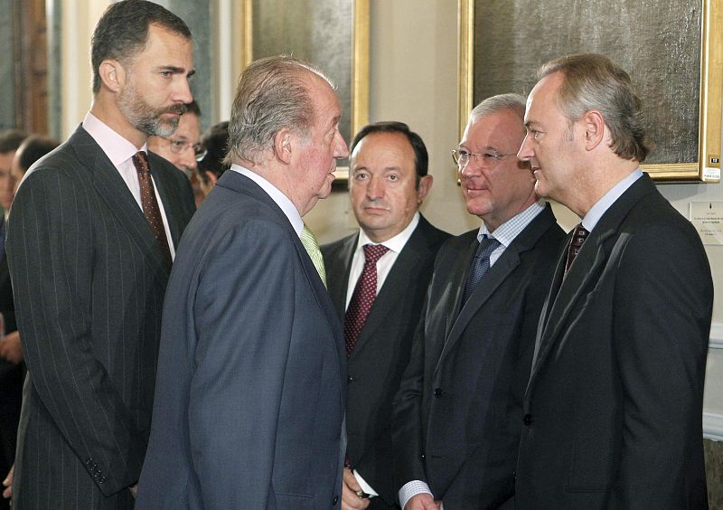 El rey conversa con los presidentes de la Comunidad Valenciana, Murcia y La Rioja