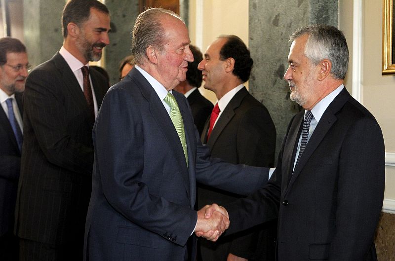 El rey saluda al presidente de Andalucía en la Conferencia de Presidentes