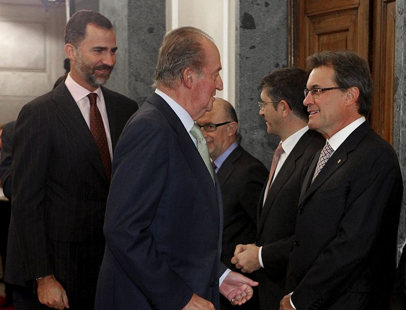 El rey y el presidente de Cataluña conversan antes del inicio de la V Conferencia de Presidentes