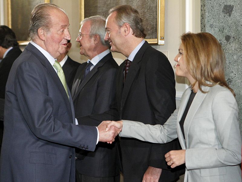 El rey saluda a la presidenta de Castilla-La Mancha en la Conferencia de presidentes