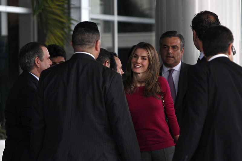 La princesa, a su llegada al Hotel Riu de la capital panameña. Letizia luce un jersey de punto en color fucsia y un bolso de la marca Coach, uno de sus básicos del día a día.