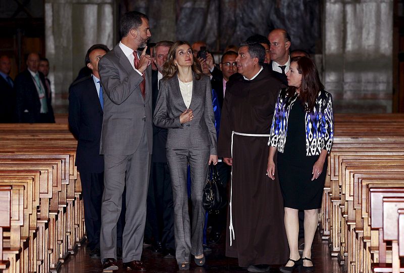 Tras su paso por Panamá, los Príncipes de Asturias han continuado su viaje oficial por Ecuador. En la imagen, visitado a Iglesia de San Francisco de Quito.