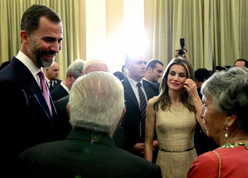 Letizia eligió para el acto un vestido en tweed de Felipe Varela y que ya ha lucido en anteriores ocasiones. Complementó el vestido con un cinturon de tachuelas.