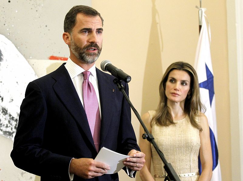 El príncipe Felipe y la Princesa Letizia durante la recepción a la colectividad española residente en Panamá, celebrada en la Embajada española.