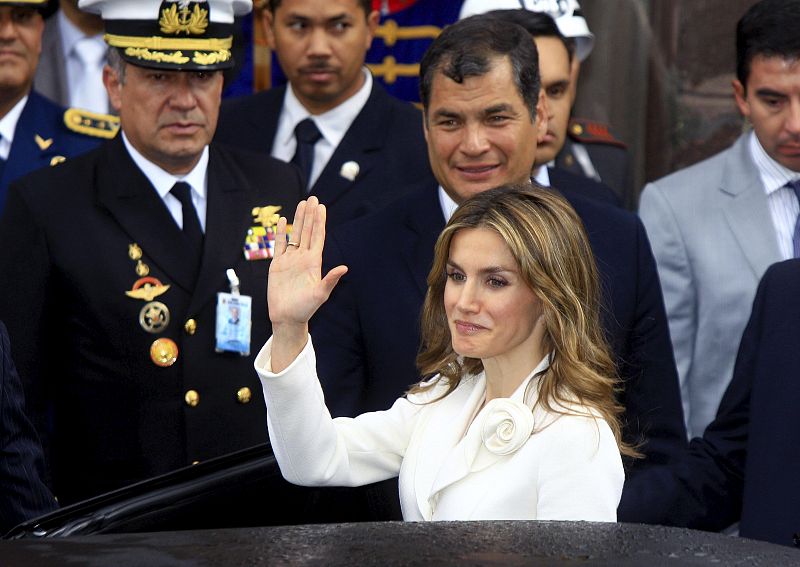 Detalle del adorno de flor en la solapa de la chaqueta.