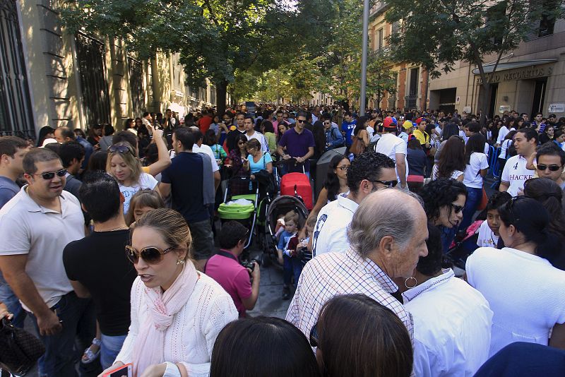 LOS VENEZOLANOS EN ESPAÑA HACEN COLA PARA VOTAR Y ELEGIR PRESIDENTE