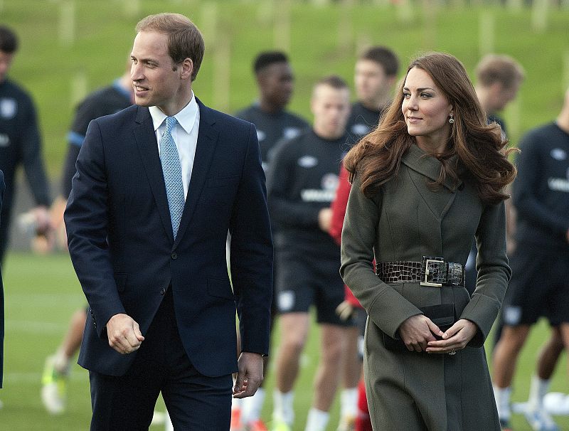 Los duques de Cambridge, caminando por las instalaciones deportivas de la selección inglesa de Fútbol.