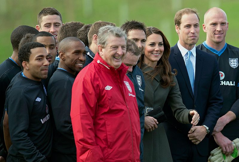 Catalina y Guillermos posan junto a los jugadores de la selección inglesa de fútbol.