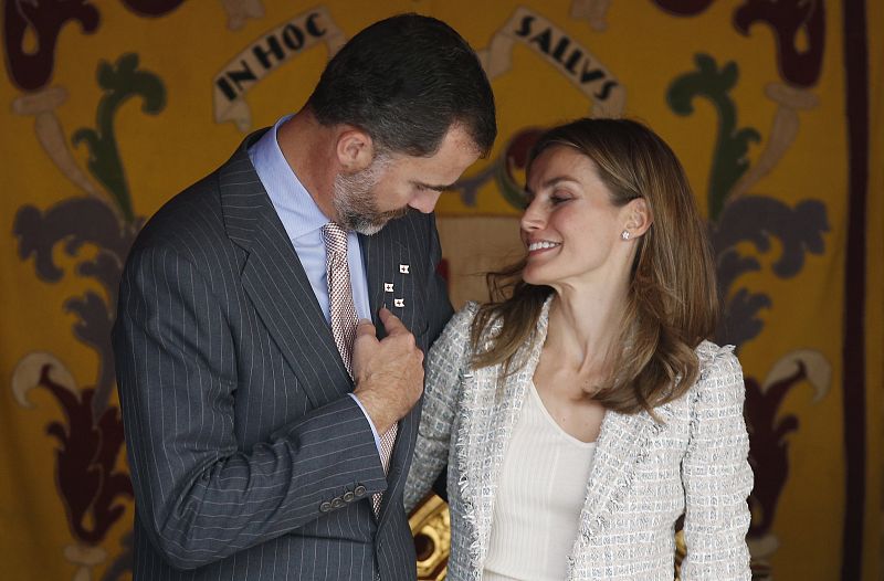 Doña Letizia y don Felipe se han dado un abrazo muy cariñoso, pero la anécdota que buscaban los periodistas ha llegado en la despedida de ambos por un simpático malentendido, porque un error de coordinación al besarse en las mejillas ha hecho parecer