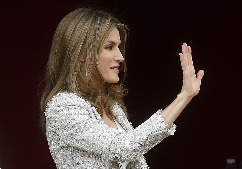 Letizia saluda a los viandantes