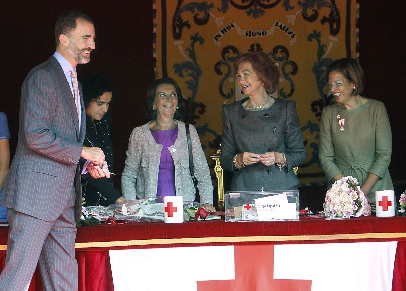 Como en anteriores ocasiones, el príncipe Felipe se ha acercado también a la mesa de cuestación presidida por la reina Sofía.