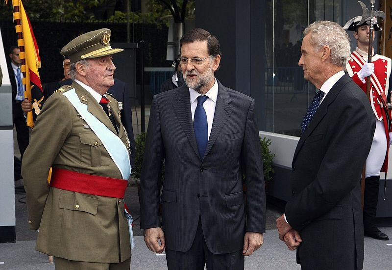 LOS REYES PRESIDEN JUNTO A LOS PRÍNCIPES Y RAJOY EL DESFILE DEL 12-O