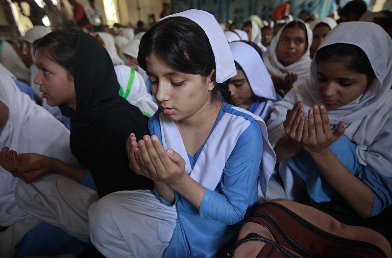 Students pray for the recovery of schoolgirl Malala Yousufzai, who was shot on Tuesday by the Taliban, at a school in Karachi