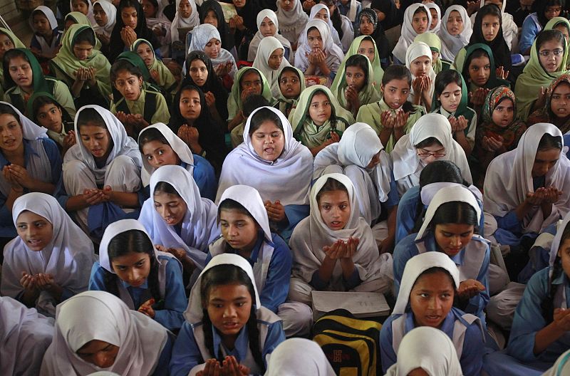 Students pray for the recovery of schoolgirl Malala Yousufzai, who was shot on Tuesday by the Taliban, at a school in Karachi