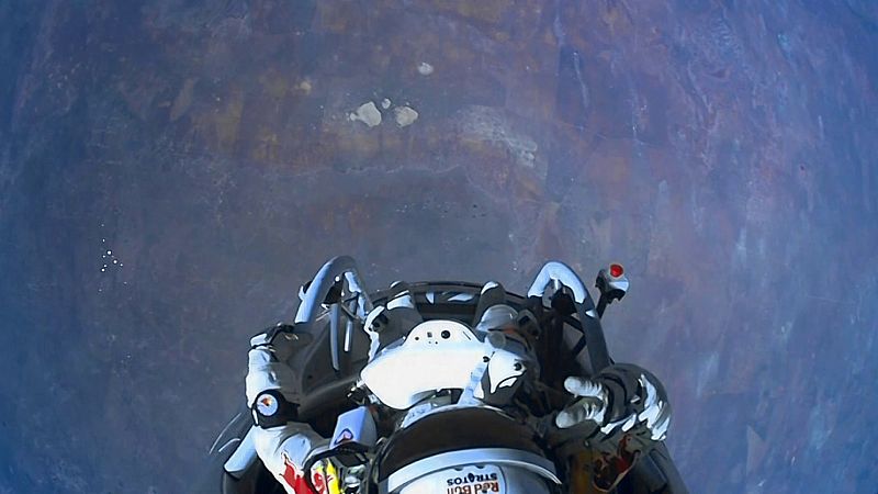 Felix Baumgartner se asoma al borde de su cápsula desde algo más de 39.000 metros de altura, en la estratosfera.