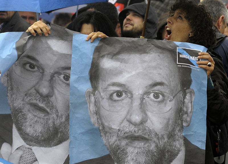 Los manifestantes portaban fotografías del presidente, Mariano Rajoy