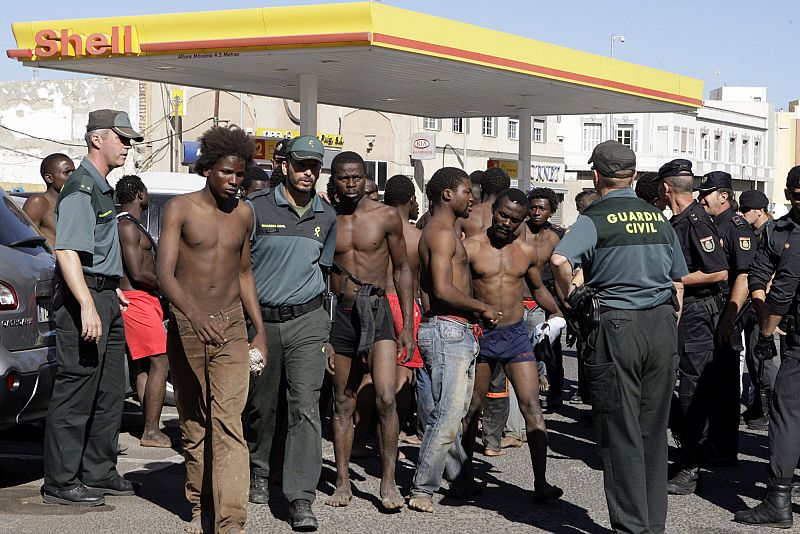 DECENAS DE INMIGRANTES ENTRAN A MELILLA TRAS SALTAR LA VALLA POR SEGUNDO DÍA